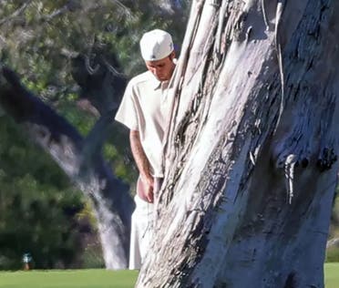 جاستن بيبر يقضي حاجته خلف الشجرة في ملعب الغولف - الصورة من (RACHPOOT.COM)