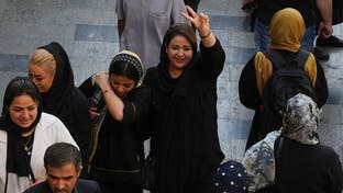 بلا حجاب.. طالبات غرب إيران يهتفن "الموت للديكتاتور"