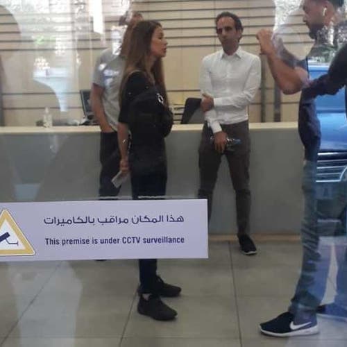 أريد أموالي.. نائبة لبنانية تعتصم في مصرف لإجراء جراحة