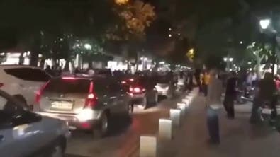 بقيادة امرأة.. يوم مشهود للمتظاهرين الإيرانيين أحرقوا خلاله ساحة الخميني