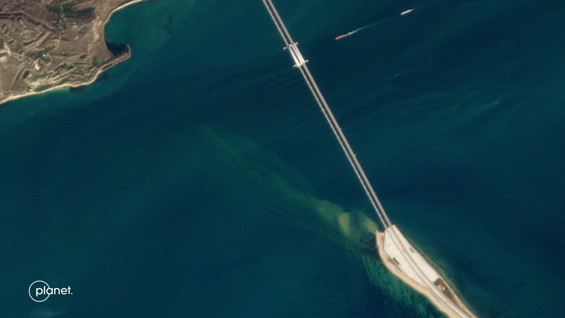 جسر القرم الذي يربط روسيا بشبه الجزيرة (أرشيفية من فرانس برس)