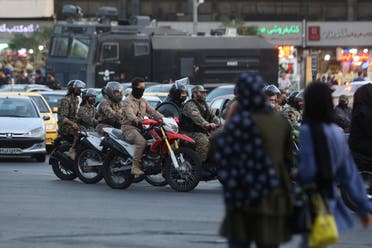عناصر من شرطة مكافحة الشغب الإيرانية في طهران - رويترز