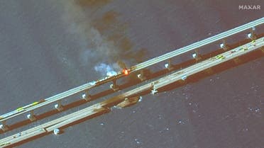 دخان يتصاعد من حريق على جسر كيرتش بمضيق كيرتش في شبه جزيرة القرم (رويترز)