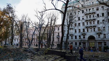 People inِspect the scene of Russian missile strikes, as Russia's attack continues, in Kyiv, Ukraine October 10, 2022. REUTERS/Valentyn Ogirenko