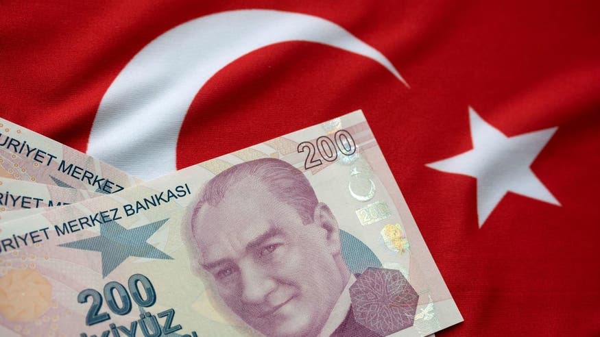 الليرة التركية تفقد نحو 7% وتهوي لقاع قياسي جديد