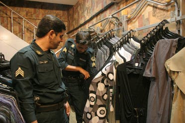 عناصر من شرطة الأخلاق في إيران (رويترز)