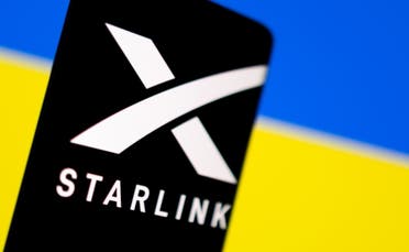 شعار ستارلينك ومن خلفه العلم الأوكراني (رويترز)