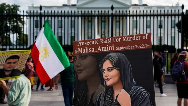 Iran arresterer journalist som intervjuet Mahsa Aminis far: rettighetsgruppe