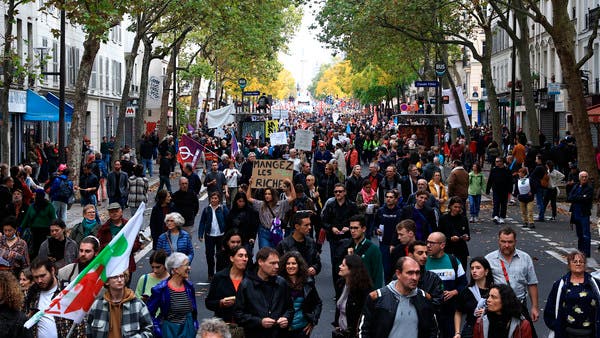 La police française disperse des manifestations coûteuses avec des gaz lacrymogènes