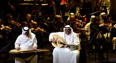 في عرض منفرد ، عزفت الفرقة الوطنية للموسيقى الأغاني الشعبية السعودية التقليدية.  (تويتر)