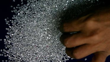 An employee sifts diamonds at a diamond cutting and polishing factory in Surat in the western Indian state of Gujarat March 3, 2009. (File photo: Reuters)