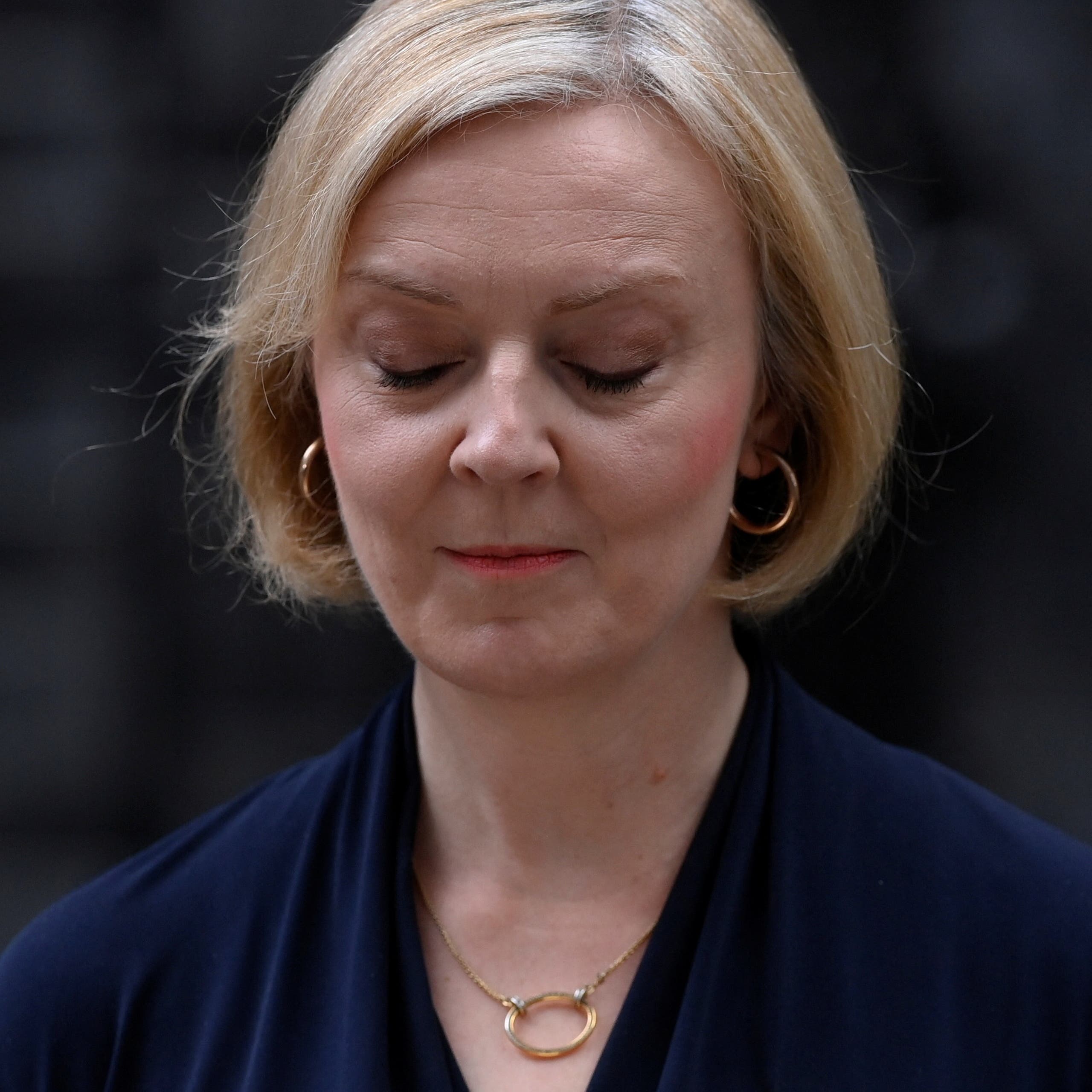 Liz Truss resigns raws li British Prime Minister thiab Conservative Party