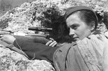 آنسة الموت.. أوكرانية قنصت 309 ألمان بالحرب - بوابة مشاهير 1 صورة لليودميلا وبندقيتها عام 1942