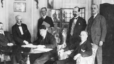 صورة لعدد من السياسيين البريطانيين والإيرلنديين اثناء المفاوضات