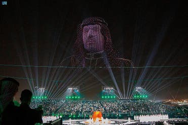 Un display drone mostra l'immagine del principe ereditario saudita Mohammed bin Salman nel cielo.  (Terme)