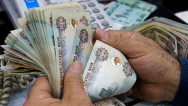 A money exchange vendor counts United Arab Emirates dirhams at his shop in Beirut, December 6, 2016. Picture taken December 6, 2016. (File Photo: Reuters)