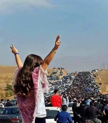 من تظاهرات أمس في سقز غرب إيران (فرانس برس)