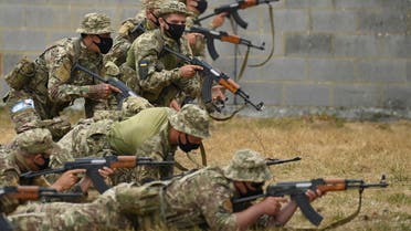 Ukrainian volunteer military recruits take part in a weapon handling exercise whilst being trained by British Armed Forces at a training facility in southern Britain, August 15, 2022. (File photo: Reuters)