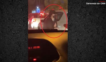 نيكا شكارامي وهي تحاول التخفي بين السيارات للهروب من قوات الأمن