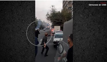 فيديو نشرته سي إن إن للشابة وهي ترمي قوات الأمن الإيرانية بالحجارة