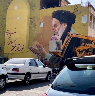 صورة الخميني ملطخة بالأحمر (فرانس برس)