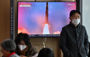 سكان سيول يشاهدون إطلاق كوريا الشمالية صاروخا بالستياً (فرانس برس)