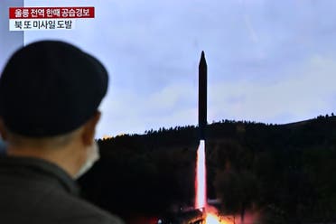 سكان سيول يشاهدون إطلاق كوريا الشمالية صاروخا بالستياً خلال وقت سابق (فرانس برس)