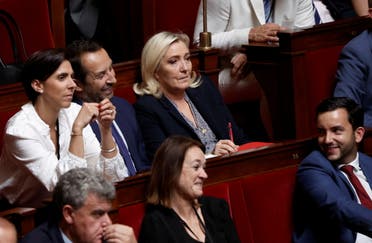 لوبان مع نواب من حزبها داخل مجلس النواب الفرنسي (أرشيفية)