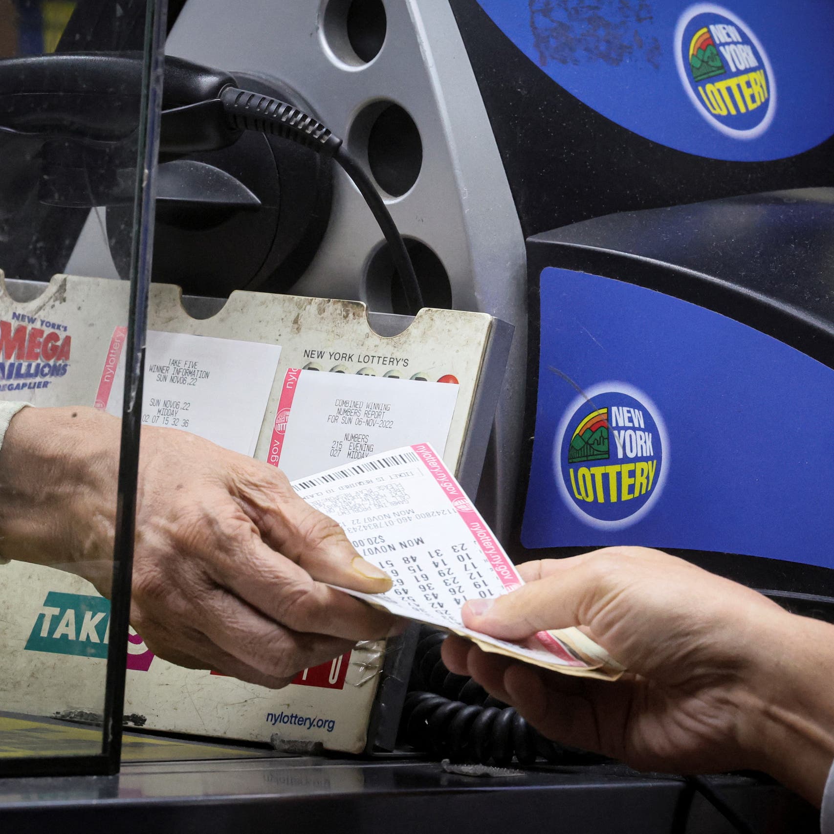 Powerball draw for record $1.9 bln jackpot delayed, fuels lottery fever in US