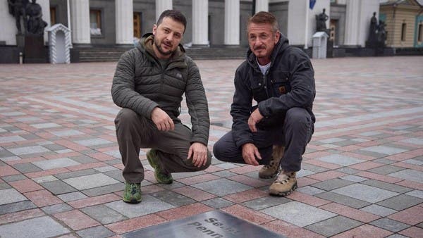 Skatieties: aktieris Šons Penns apmeklē Ukrainas Zelenski Kijevā, piešķirot viņam Oskaru