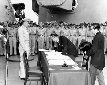 صورة للوفد الياباني أثناء توقيعه على اتفاقية الإستلام بالحرب العالمية الثانية