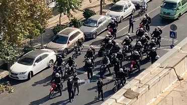 عناصر من الشرطة لتفريق الاحتجاجات في طهران (أرشيفية- أسوشييتد برس)