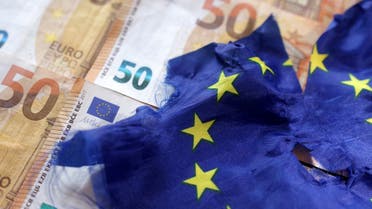 اليورو وعلم الاتحاد الأوروبي (صورة تعبيرية - رويترز)