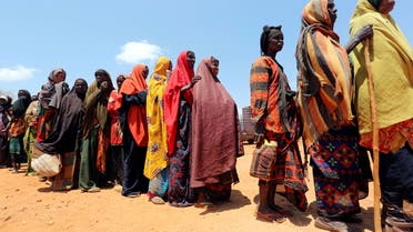 Internally displaced Somali women queue for relief food at a distribution centre organized by a charity after fleeing from drought stricken regions in Baidoa, west of Somalia's capital Mogadishu, April 9, 2017. (File photo: Reuters)
