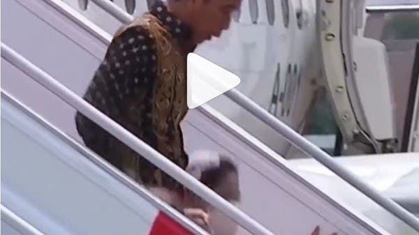 Watch the moment Indonesia’s first lady falls down the stairs of the plane