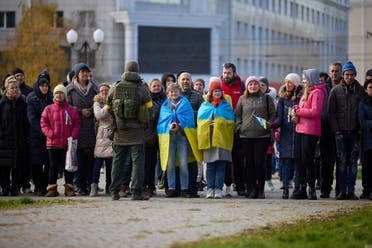 يجتمع سكان خيرسون لمشاهدة زيلينسكي وهو يحمل العلم الأوكراني