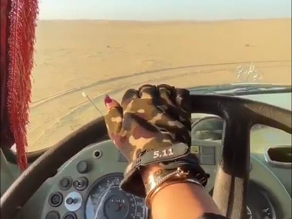 ترتحل مع الإبل وتفترش الصحراء.. فتاة سعودية توثق رحلتها