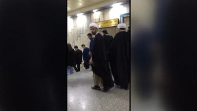 شابة تصرخ بوجه رجل دين في مترو طهران: ارحلوا عنا