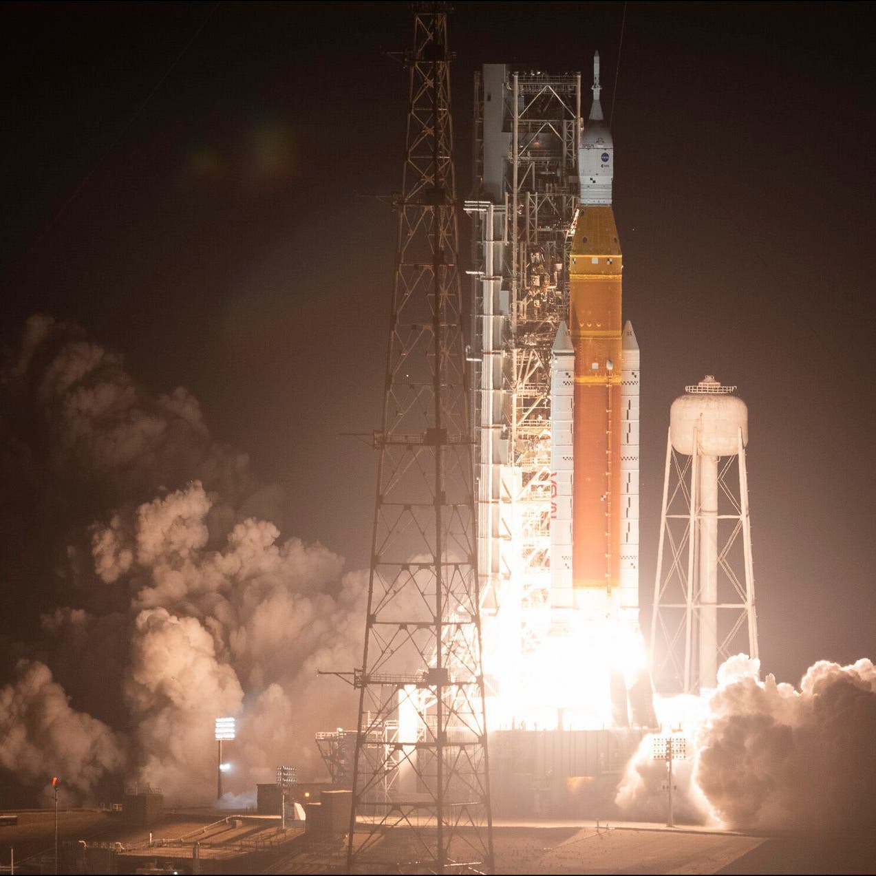 في أول رحلاتها للعودة إلى القمر.. ناسا تطلق صاروخ "Artemis I"