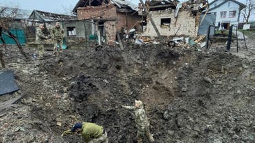 Ukrainian service members inspect a crater at a site of a residential area damaged by a Russian missile strike, amid Russia's attack on Ukraine, in Lviv, Ukraine November 16, 2022. (File photo: Reuters)
