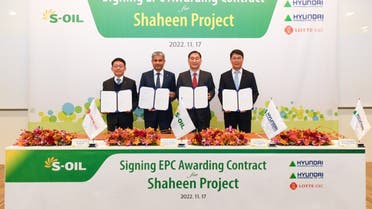 From L to R: Lotte E&C CEO Ha Suk-joo, S-Oil CEO Hussain Al-Qahtani, Hyundai E&C CEO Yoon Young-joon and Hyundai Engineering CEO Hong Hyeon-sung pose for photos at a signing ceremony for the Shaheen Project, held in the Korea Chamber of Commerce and Industry, on November 17, 2022. (Yonhap)