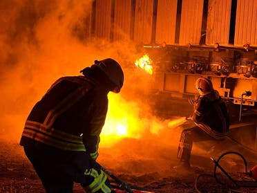 محاولة إخماد حريق في منشأة للطاقة في كييف بعد قصف روسي هذا الأسبوع