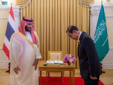 رئيس وزراء تايلاند يلقي التحية على ولي العهد السعودي