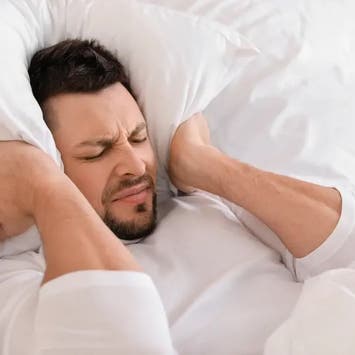 ما علاقة طنين الأذن بطريقة النوم واضطراباته؟