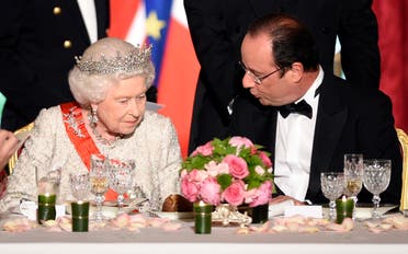 إليزابيث الثانية في مأدبة عشاء مع الرئيس الفرنسي السابق فرانسوا هولاند في عام 2014