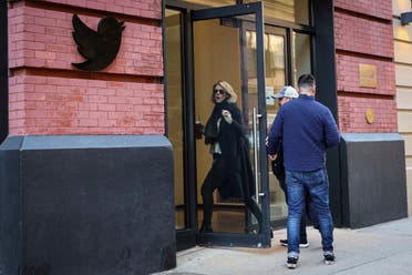 موظفون يدخلون مكاتب تويتر في نيويورك في 9 نوفمبر الحالي