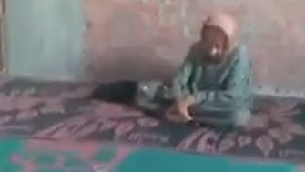 اعدلي رجليك.. فيديو يغضب المصريين لشاب يعتدي على أمه المسنة