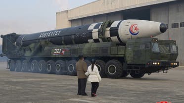 زعيم كوريا الشمالية مع ابنته يشرف على إطلاق الباليستي العابر للقارات - رويترز