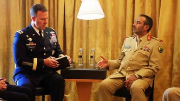 رئيس الأركان اليمني صغير بن عزيز وقائد القيادة المركزية الأميركية الجنرال مايكل إريك كوريلا