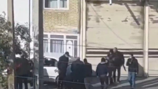 اعتقلوا محتجاً ووضعوه بصندوق سيارة.. فيديو من إيران